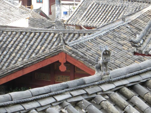 Sculptures of cats on the roof
